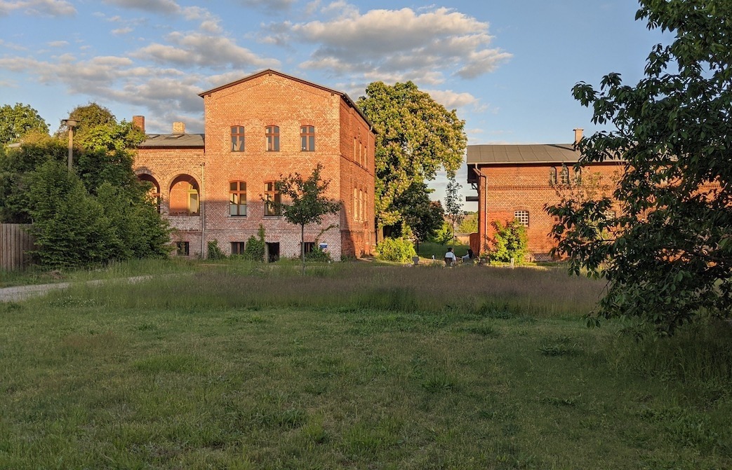 Hochzeit: Das Gutshaus von vorne. Direkt gegenüber liegt die Feldsteinkirche. - projektraum-drahnsdorf.de