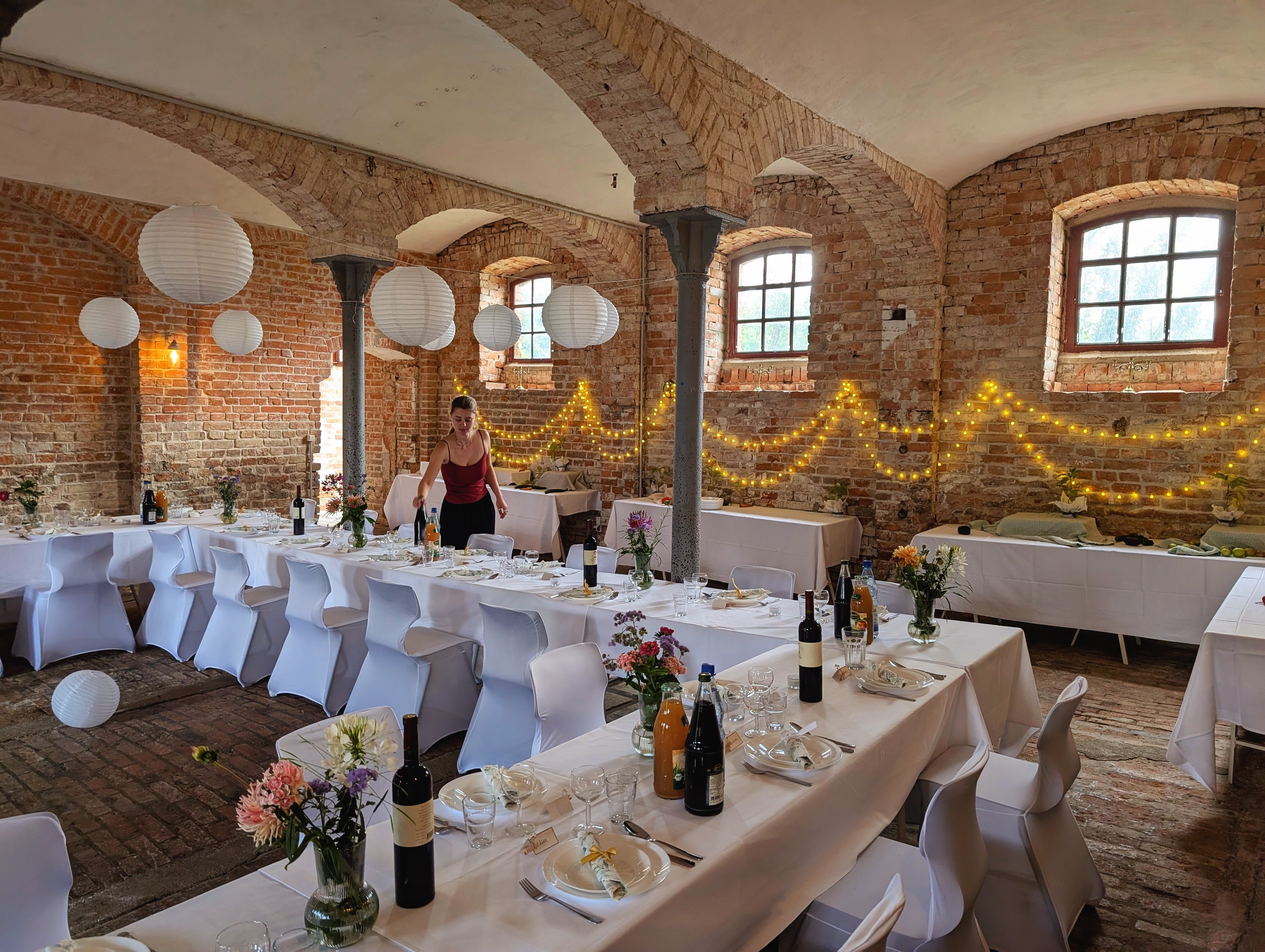 Hochzeit: Scheunengewölbe, ehemaliger Pferdestall. Wir oft zum Tanzen aber auch Festessen, Vortrage etc. genutzt.  - projektraum-drahnsdorf.de
