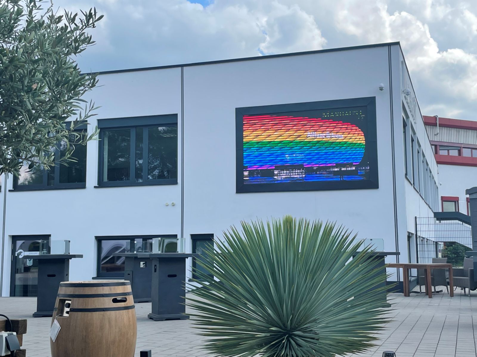 Hochzeitslocation: LED-Leinwand - Maxhaust-Lounge