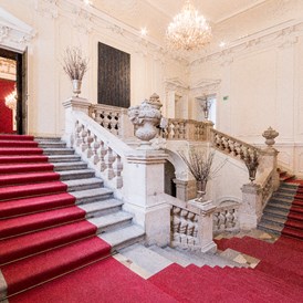 Hochzeit: Die Feststiege im Palais Schönborn-Batthyány in Wien. - Palais Schönborn-Batthyány