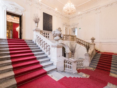 Hochzeitslocation: Die Feststiege im Palais Schönborn-Batthyány in Wien. - Palais Schönborn-Batthyány