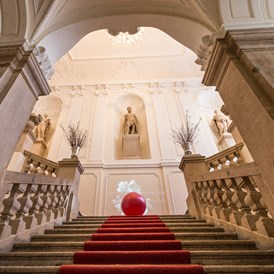 Hochzeit: Die Feststiege im Palais Schönborn-Batthyány in Wien. - Palais Schönborn-Batthyány