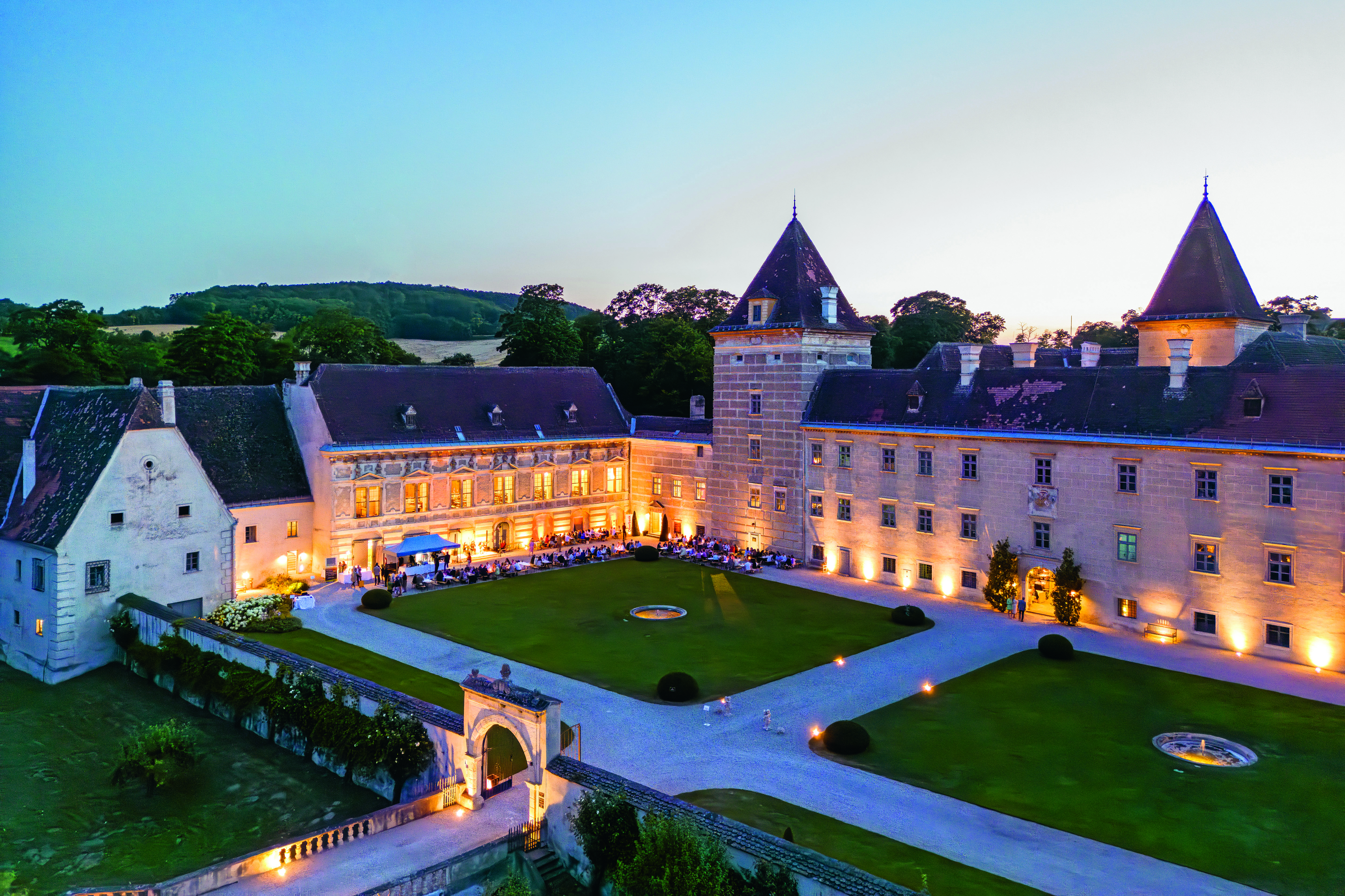 Bruiloft - Straß im Straßertale - Schloss Walpersdorf entfaltet bei Nacht seinen ganz besonderen Charme – stimmungsvoll beleuchtet wird es zur märchenhaften Kulisse für unvergessliche Momente. - Schloss Walpersdorf