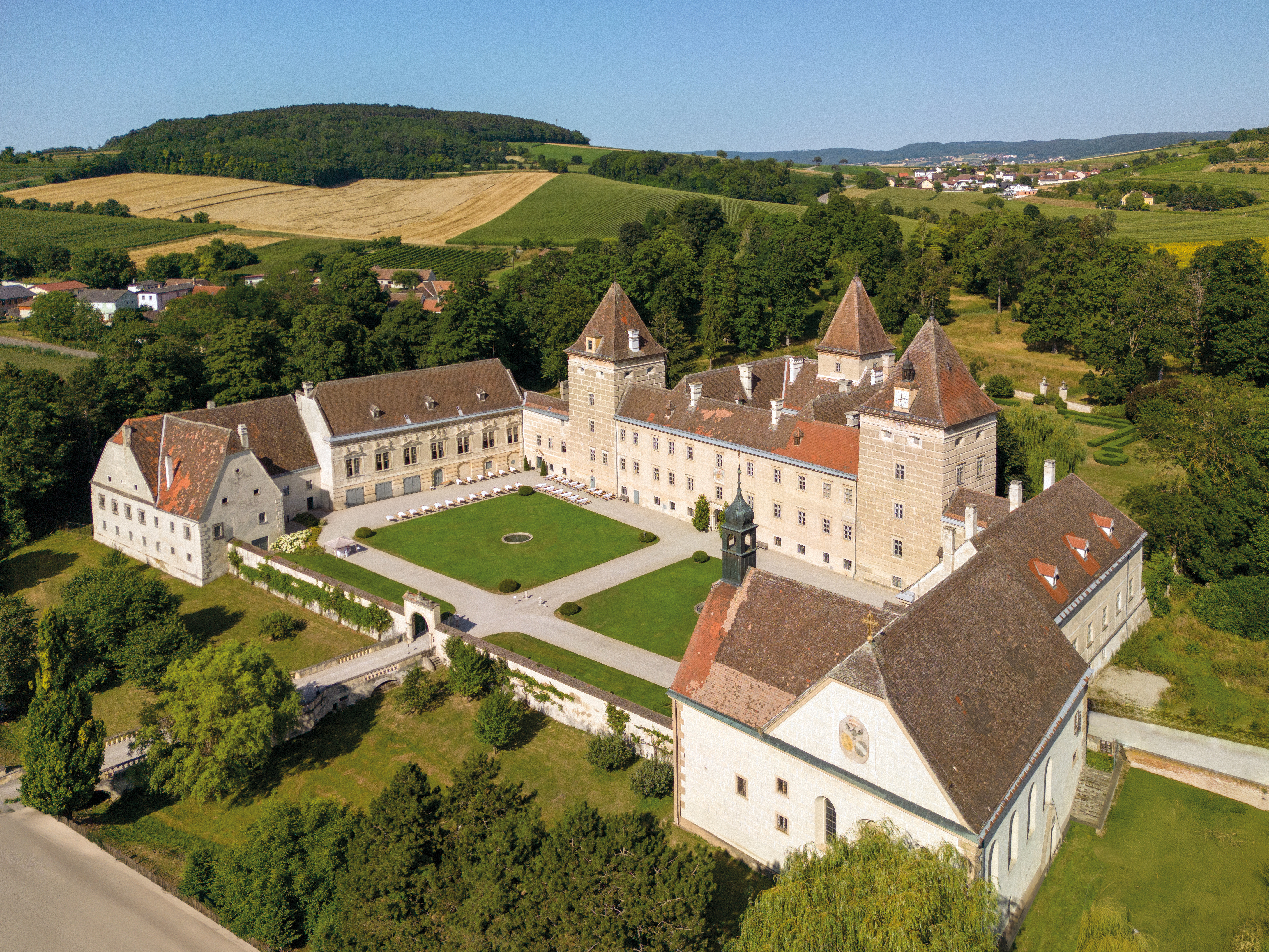 Bruiloft - Straß im Straßertale - Schloss Walpersdorf bei Tag – majestätisch eingebettet in die Landschaft, offenbart sich die ganze Schönheit der historischen Anlage aus der Vogelperspektive. - Schloss Walpersdorf