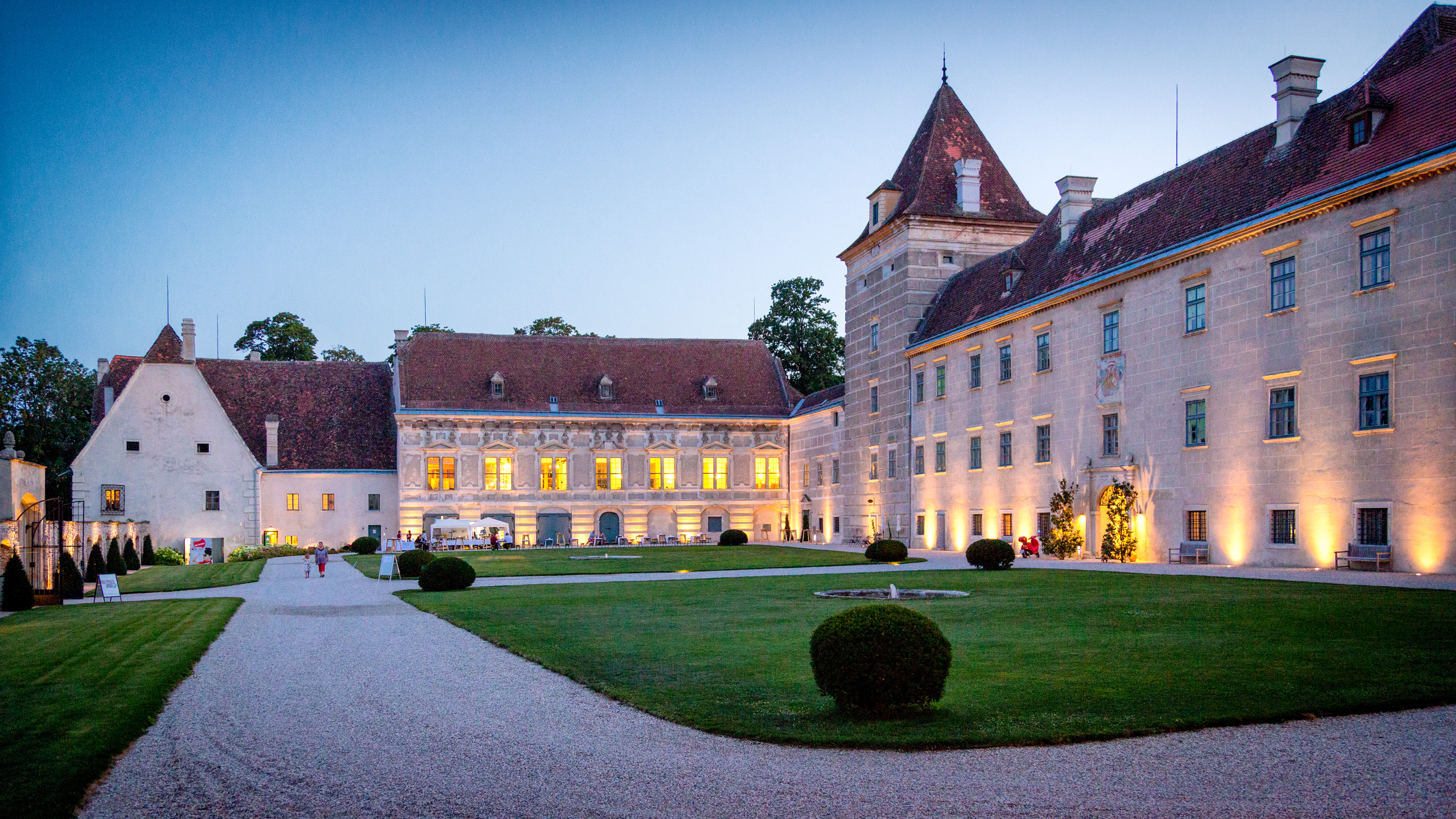 Bruiloft - Straß im Straßertale - In sanftes Licht getaucht, wirkt Schloss Walpersdorf bei Nacht noch eindrucksvoller – eine traumhafte Atmosphäre für besondere Anlässe. - Schloss Walpersdorf