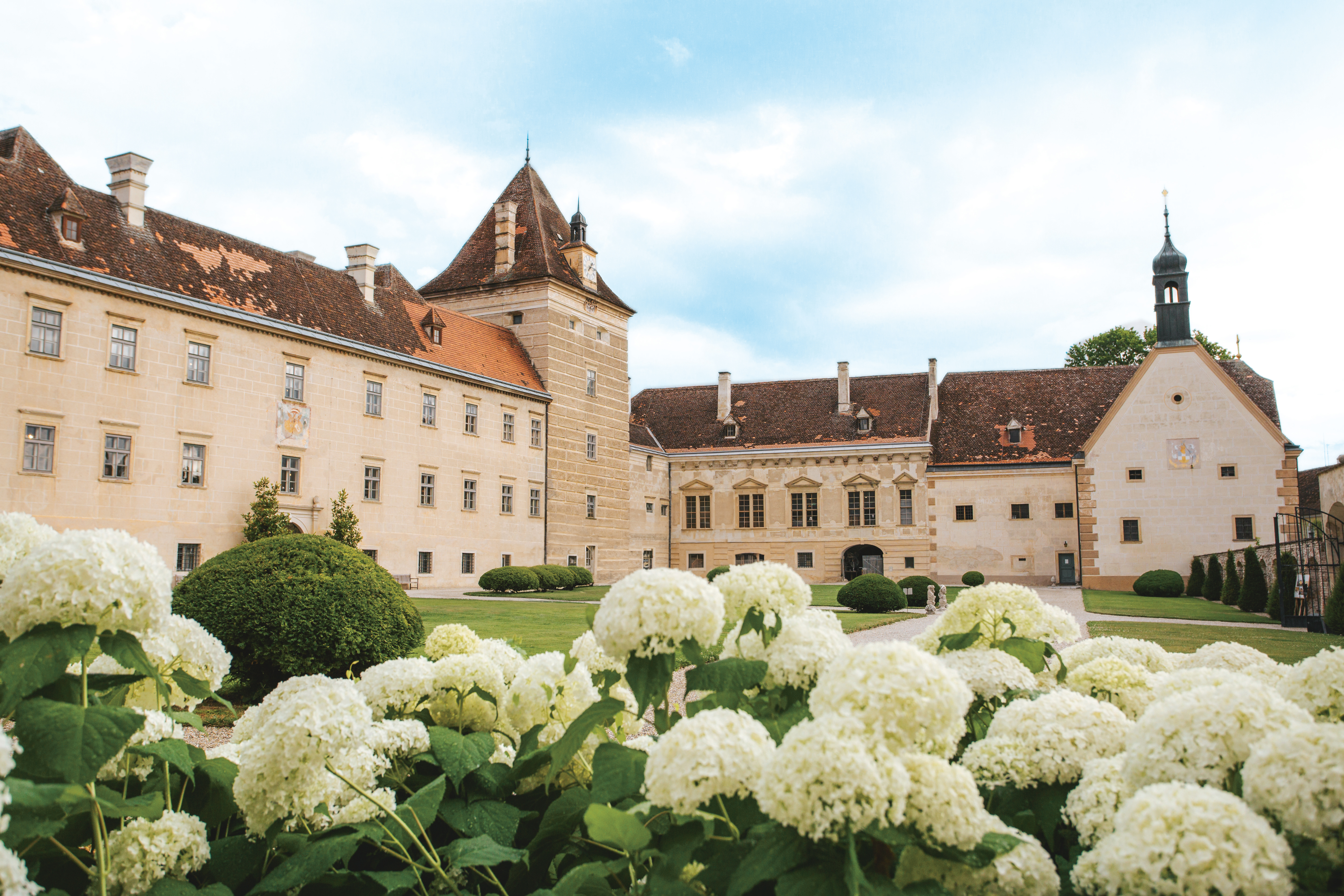 Bruiloft - Straß im Straßertale - Die imposante Anlage von Schloss Walpersdorf zeigt sich in voller architektonischer Pracht – historisch, eindrucksvoll, einladend. - Schloss Walpersdorf
