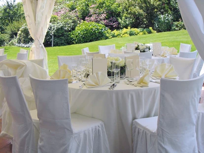 Wedding - Pottenbrunn - Fein gedeckt und ganz in Weiß – unter dem Zeltdach entsteht eine elegante Tafel mitten im Schlosspark. - Schloss Walpersdorf