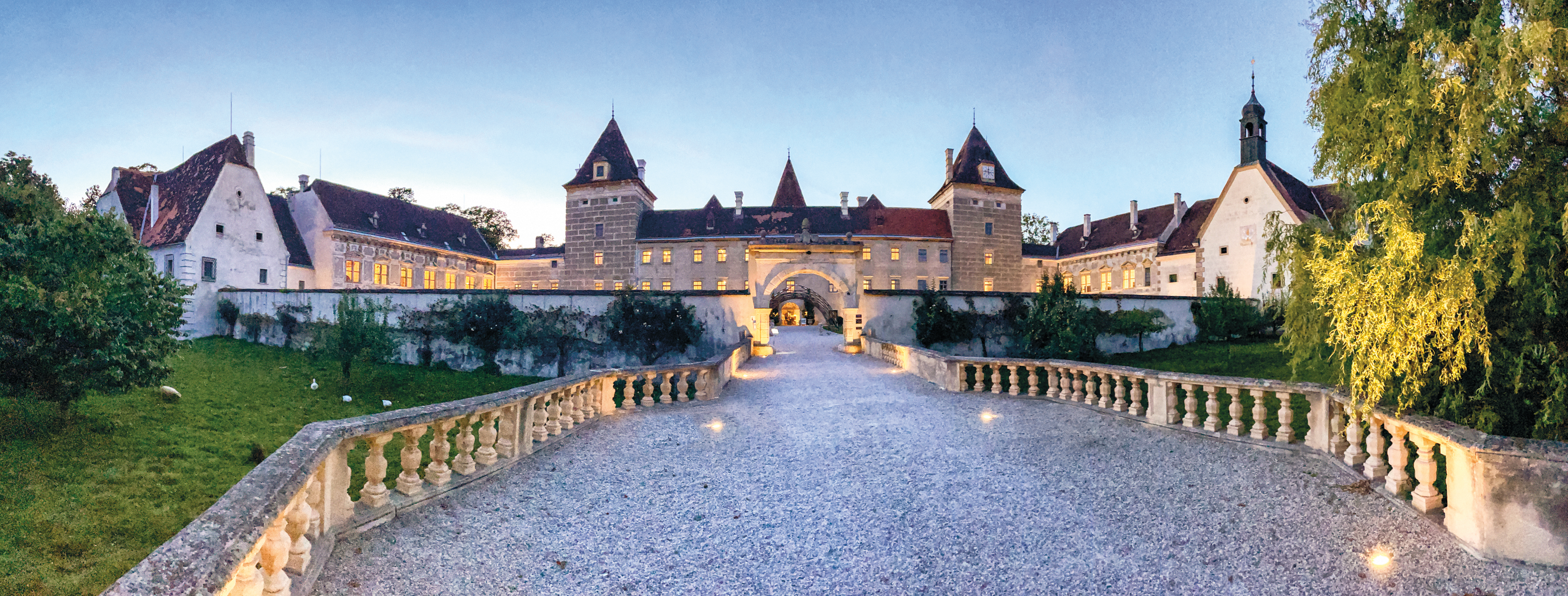 Bruiloft - Straß im Straßertale - Illuminierte Mauern und historische Architektur – bei Nacht zeigt Schloss Walpersdorf seine eindrucksvolle, fast magische Seite. - Schloss Walpersdorf
