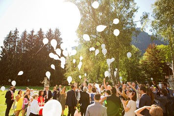 Hochzeit: Balloons fliegen lassen bringt Glück! - Schloss Prielau Hotel & Restaurants