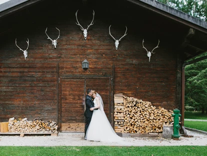 Wedding - Hohe Tauern - Fotoshooting vor dem Badehaus von Schloss Prielau - Schloss Prielau Hotel & Restaurants