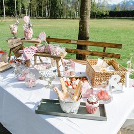 Hochzeit: süßes Buffet im Schlossgarten - Schloss Prielau Hotel & Restaurants
