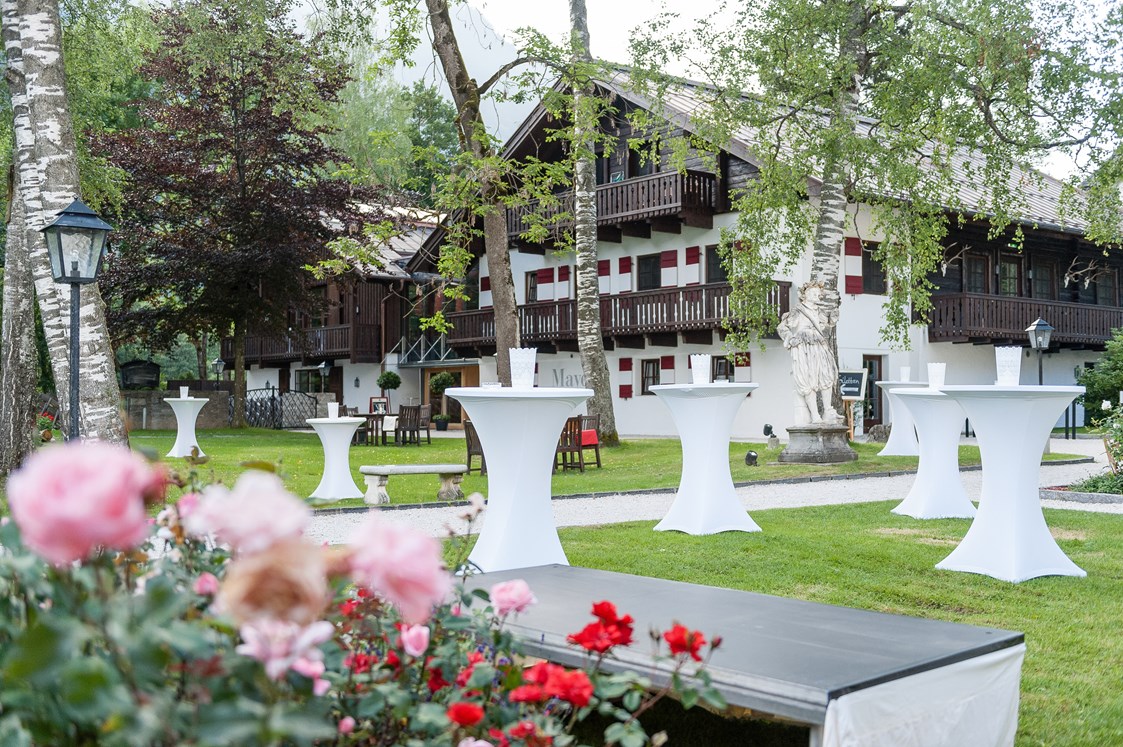 Hochzeit: Stehtische für Empfang im Schlossgarten - Schloss Prielau Hotel & Restaurants
