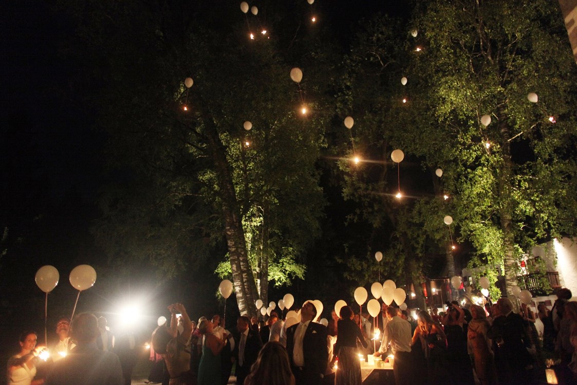 Hochzeit: Luftballons steigen lassen - Schloss Prielau Hotel & Restaurants