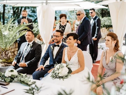 Hochzeit - PLZ 9155 (Österreich) - Eine Gartenhochzeit auf Schloss Wolfsberg mit Trauung im Freien. - Schloss Wolfsberg
