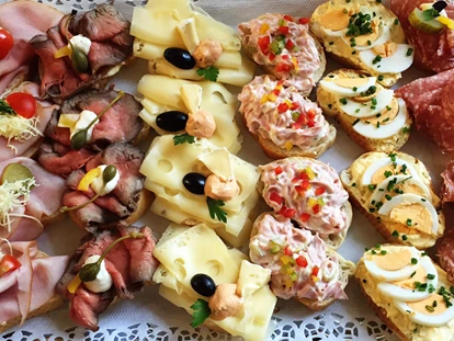 Hochzeit - PLZ 9155 (Österreich) - Brötchen zum Sektempfang auf Schloss Wolfsberg  - Schloss Wolfsberg