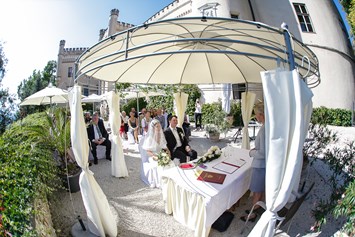 Hochzeit: Trauung im Freien auf Schloss Wolfsberg  - Schloss Wolfsberg