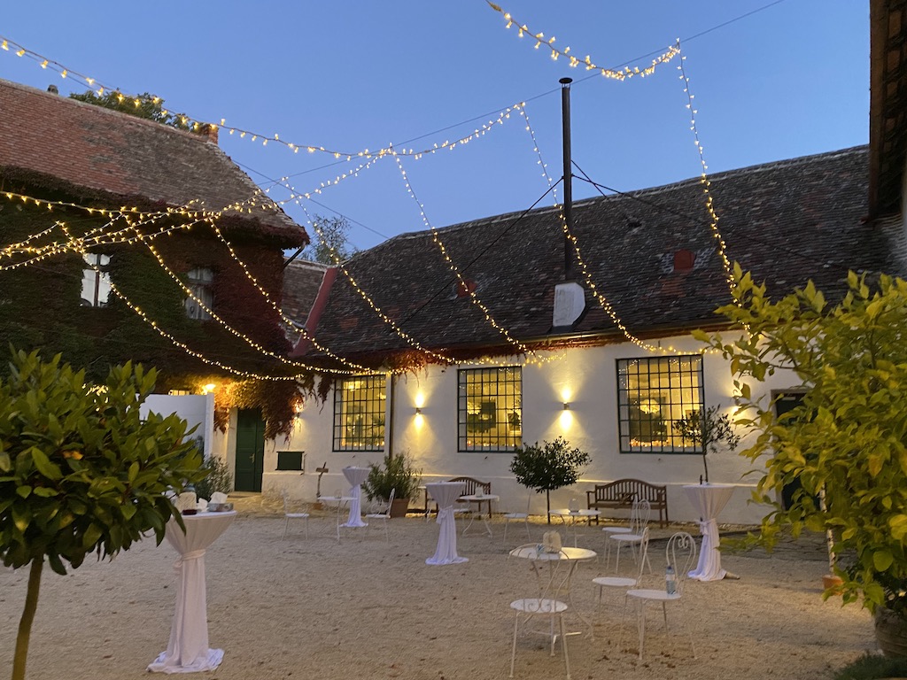 Hochzeit: Innenhof mit Lichterketten - Schmiede am Ravelsbach 