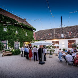 Hochzeit: Romantischer Innenhof mit Lichterketten - Schmiede am Ravelsbach (Niederösterreich - nahe Wien) 