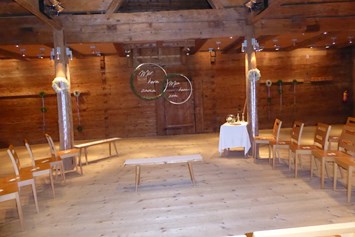 Hochzeit: FREIE TRAUUNG in der Tenn,
Platz für viele Gäste im Kreis - Bergbauernmuseum z'Bach
