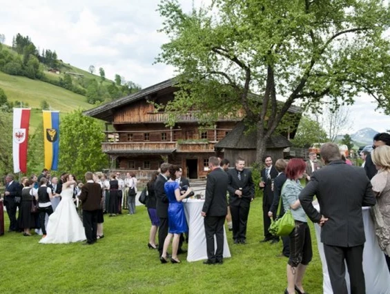 Hochzeitslocation: Empfang oder freie Trauung im Garten.
Feien Sie Ihre Hochzeit in einer der schönsten Landschaften Tirols. Die Wildschönau liegt inmitten dem Wilder Kaiser und den Kitzbüheler Alpen. - Bergbauernmuseum z'Bach