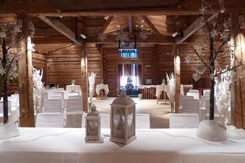 Hochzeit: Standesamt in der Tenn winterlich dekoriert - Bergbauernmuseum z'Bach