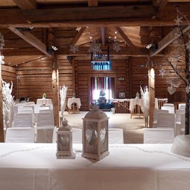 Hochzeit: Standesamt in der Tenn winterlich dekoriert - Bergbauernmuseum z'Bach