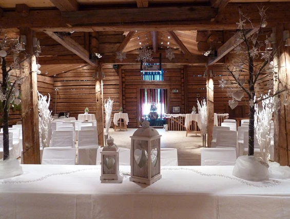 Hochzeitslocation: Standesamt in der Tenn winterlich dekoriert - Bergbauernmuseum z'Bach