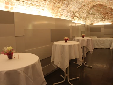 Hochzeitslocation: Sektempfang und Agabe im Seitenschiff des Gewölbes. - Mozarthaus Vienna