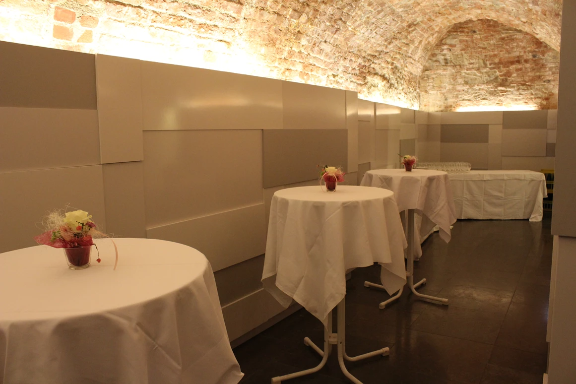 Hochzeitslocation: Sektempfang und Agabe im Seitenschiff des Gewölbes. - Mozarthaus Vienna