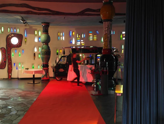 Hochzeitslocation: Cocktails vom Retro-Cocktailwagen. - Markthalle Altenrhein Hundertwasser Architekturprojekt