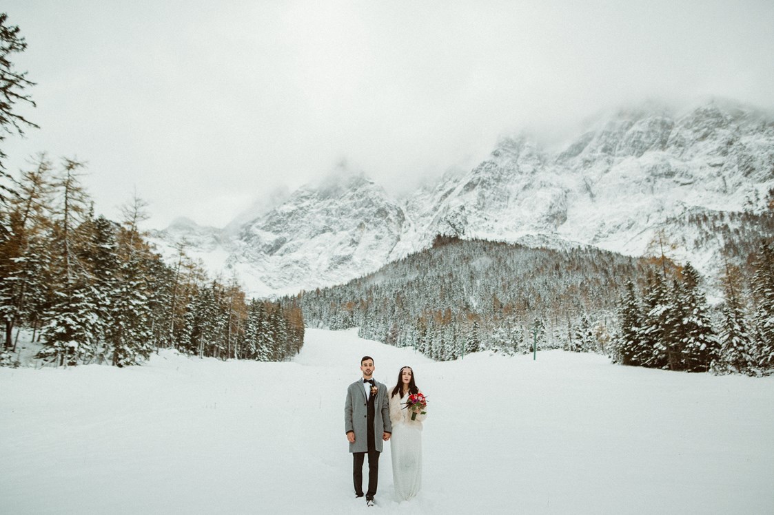 Hochzeit: Die verschneite Landschaft bietet eine tolle Kulisse für unvergessliche Hochzeitsfotos. - Gamsalm Ehrwald 