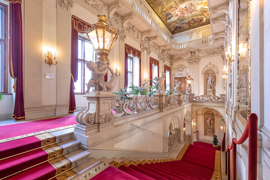 Hochzeit: prunkvolle Feststiege als beeindruckender Entrée  - Palais Daun-Kinsky