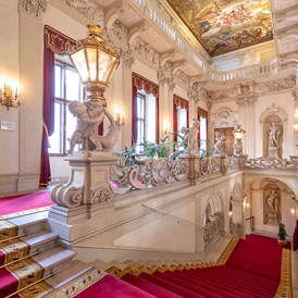 Hochzeit: prunkvolle Feststiege als beeindruckender Entrée  - Palais Daun-Kinsky