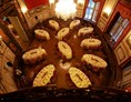 Hochzeit: Ovaler Saal mit ovalen Dinnertischen - Palais Daun-Kinsky
