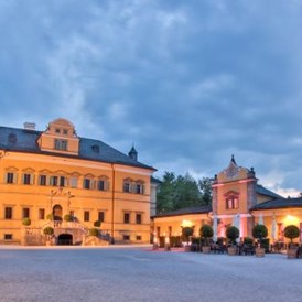 Hochzeit: Außenansicht. Schloss Innenhof. Abenddämmerung - Gasthaus zu Schloss Hellbrunn