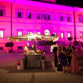 Hochzeit: Original Salzburger "Würstlstandl" als Mitternachtsjause.  - Gasthaus zu Schloss Hellbrunn