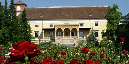 Hochzeit - Wickeltisch - Wienerwald - Blick vom Rosengarten auf die Schloss Weikersdorfer Rosenterrasse.  - Hotel Schloss Weikersdorf