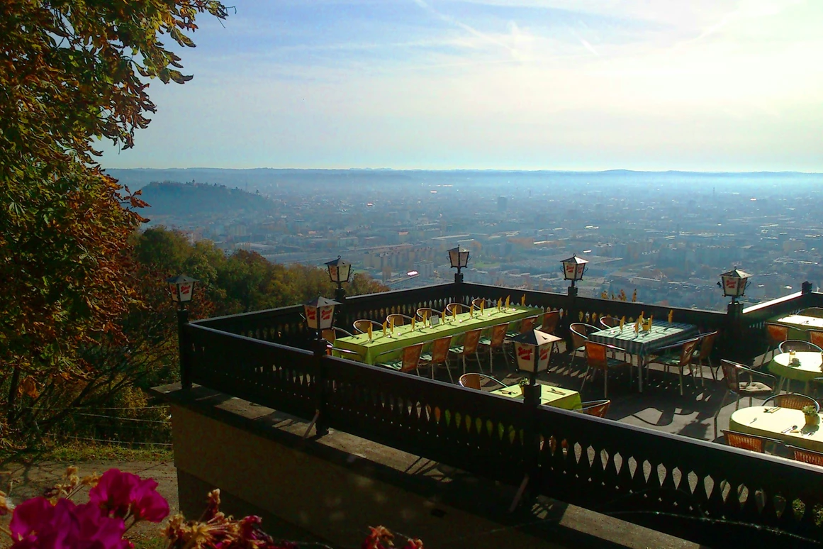 Hochzeitslocation: Von der GH-Terrasse bietet sich ein einmaliger Panoramablick auf Graz und den Schloßberg - Gasthaus Hubertushöhe
