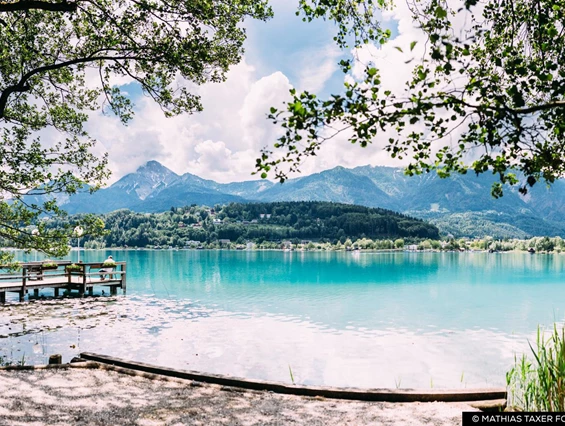 Hochzeit: Romantischer Augenblick an der Bootsanlegestelle - Inselhotel Faakersee - Inselhotel Faakersee