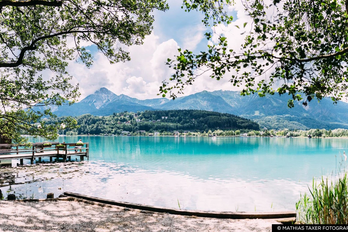 Hochzeit: Romantischer Augenblick an der Bootsanlegestelle - Inselhotel Faakersee - Inselhotel Faakersee