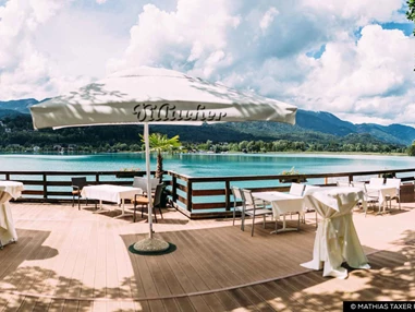 Hochzeit: Romantischer Augenblick an der Bootsanlegestelle - Inselhotel Faakersee - Inselhotel Faakersee