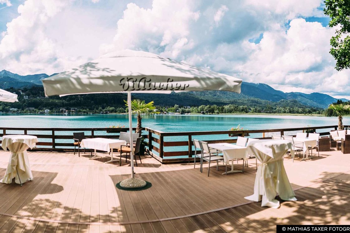 Hochzeit: Romantischer Augenblick an der Bootsanlegestelle - Inselhotel Faakersee - Inselhotel Faakersee
