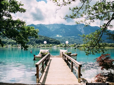 Hochzeit: Romantischer Augenblick an der Bootsanlegestelle - Inselhotel Faakersee - Inselhotel Faakersee