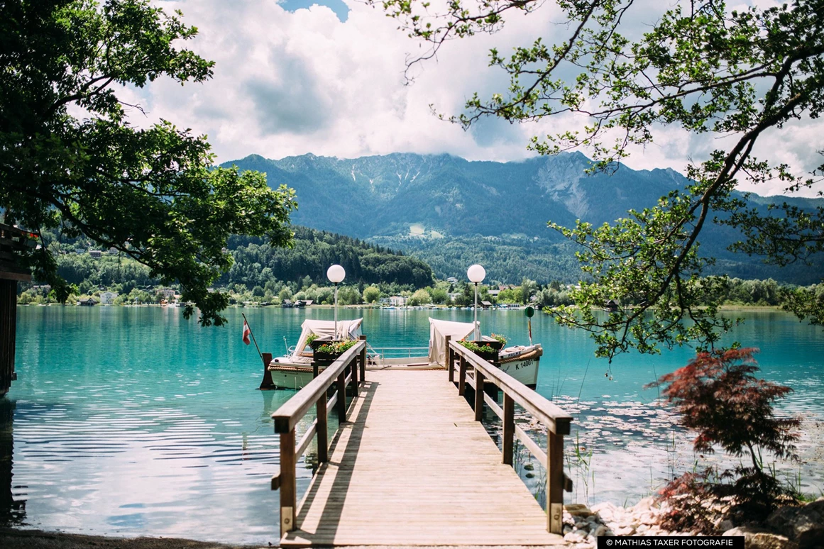 Hochzeit: Romantischer Augenblick an der Bootsanlegestelle - Inselhotel Faakersee - Inselhotel Faakersee