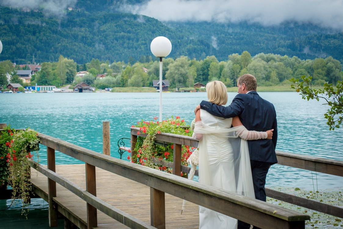 Hochzeit: romantischer Augenblick an der Bootsanlegestelle - Inselhotel Faakersee - Inselhotel Faakersee