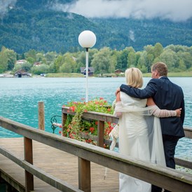 Hochzeit: romantischer Augenblick an der Bootsanlegestelle - Inselhotel Faakersee - Inselhotel Faakersee