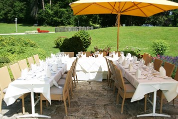 Hochzeit: Hochzeitstafel im Kastaniengarten - Inselhotel Faakersee - Inselhotel Faakersee