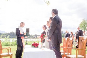 Hochzeit: Trauung unter freiem Himmer - Inselhotel Faakersee - Inselhotel Faakersee