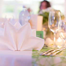 Hochzeit: gedeckter Brauttisch - Inselhotel Faakersee - Inselhotel Faakersee