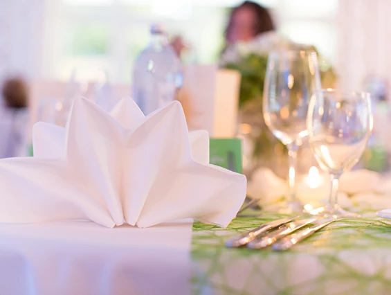 Hochzeit: gedeckter Brauttisch - Inselhotel Faakersee - Inselhotel Faakersee